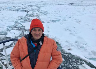 Sele entre hielo en su viaje a Svalbard