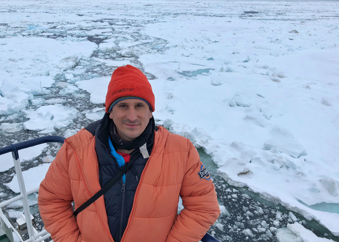 Sele entre hielo en su viaje a Svalbard