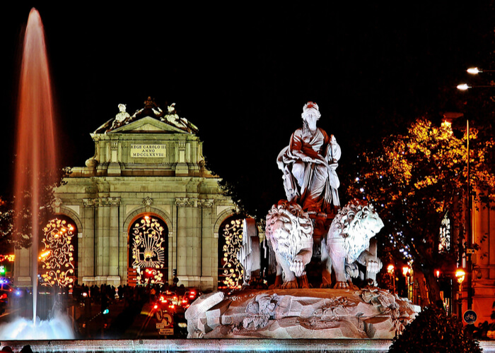 fuente de Cibeles y Puerta de Álcala iluminadas con luces navideñas