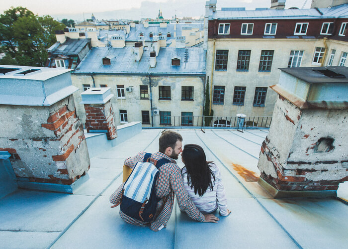 pareja de viaje romántico en san petersburgo y sus tejados