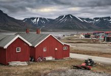 Casas rojas típicas Svalbard, Noruega
