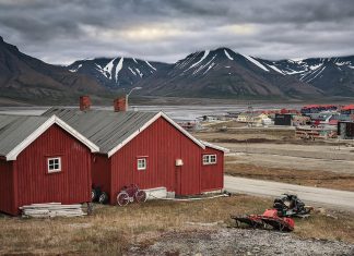 Casas rojas típicas Svalbard, Noruega