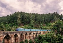 Tren azul cruzando un puente con arcos de piedra en Sri Lanka